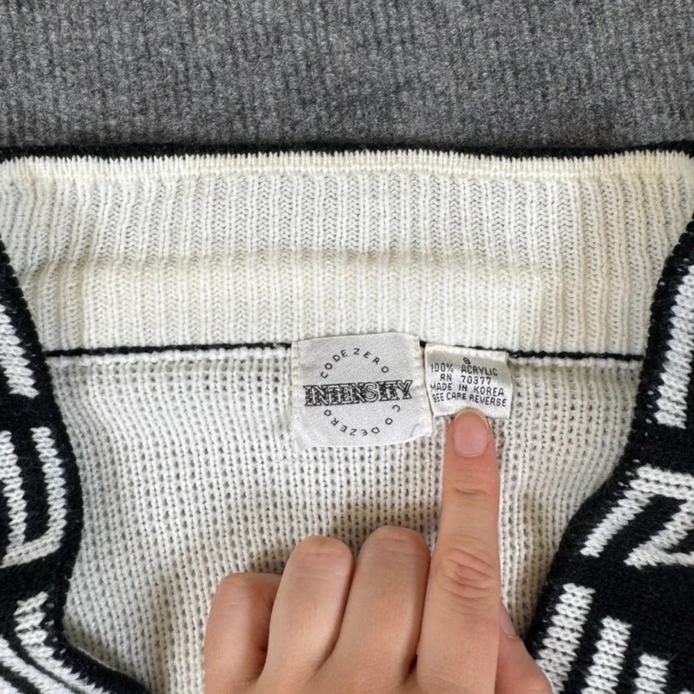 Vintage Code Zero Intensity Sweater White Black V-Neck Geometric Knit Mens Small